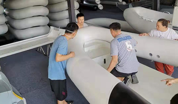 莲亚繁忙的车间